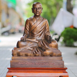 tượng phật hoàng trần nhân tông đá màu đỏ đẹp