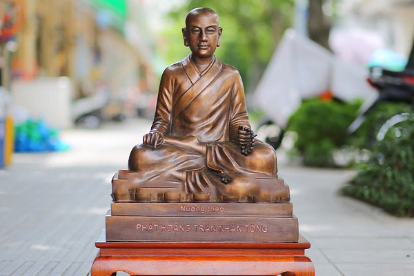 tượng phật hoàng trần nhân tông đá màu đỏ đẹp