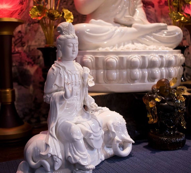 Nét mặt từ bi, bình thản nhưng không kém phần uy nghi