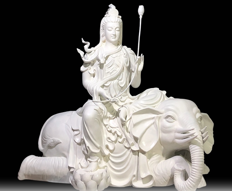 Cưỡi Thần thú, chân đạp đài sen, mặt mang nét đẹp từ bi