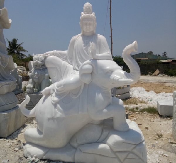 Một mẫu tượng khác với nét đẹp uy nghi