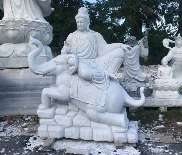 Không phải bức tượng nào cũng bắt buộc phải điều khắc với phần tay cầm hoa