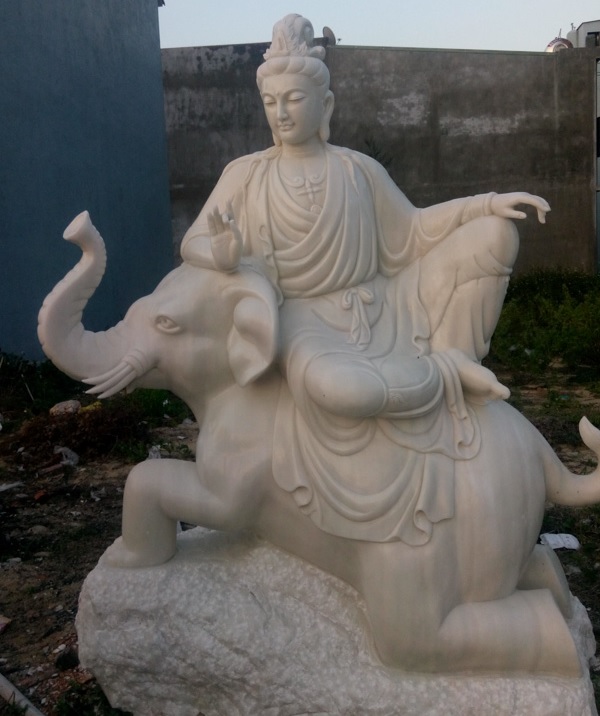 Tượng Phật Phổ Hiền Bồ Tát bằng đá nhìn nghiêng một bên