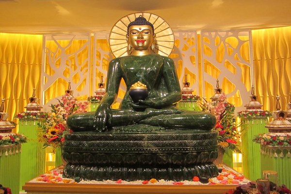 tượng phật thích ca mâu ni đẹp từ đá ngọc thạch