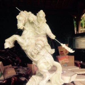 Tượng Quan Công cưỡi ngựa bằng đá với phong thái uy nghiêm