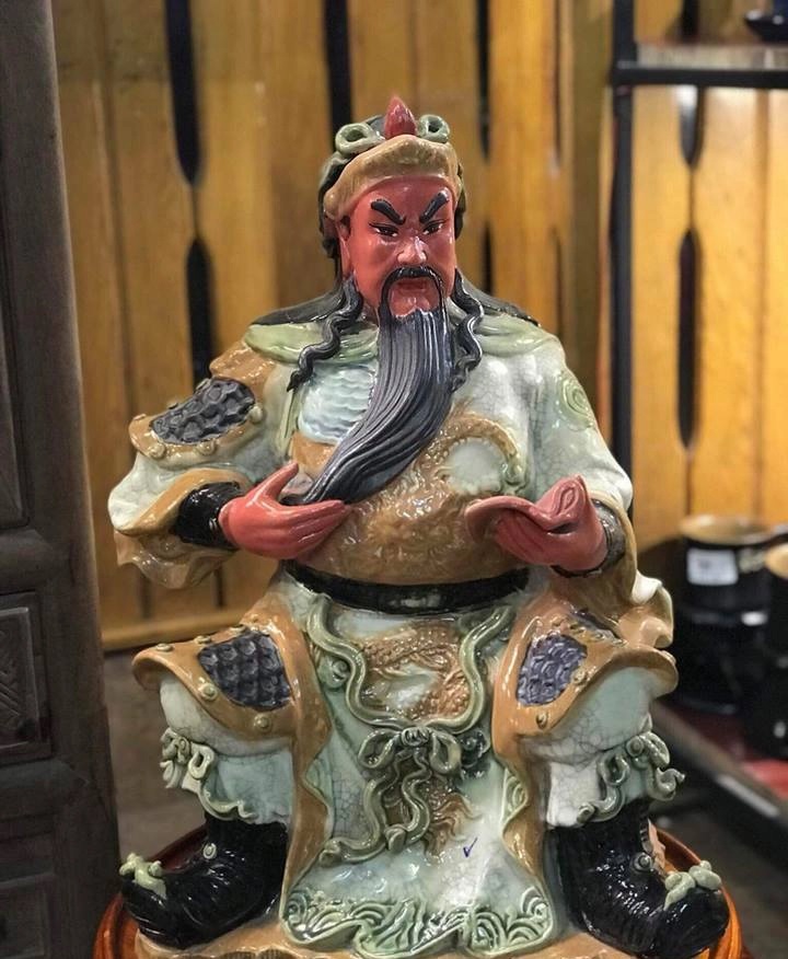 Tượng Quan Công đọc sách