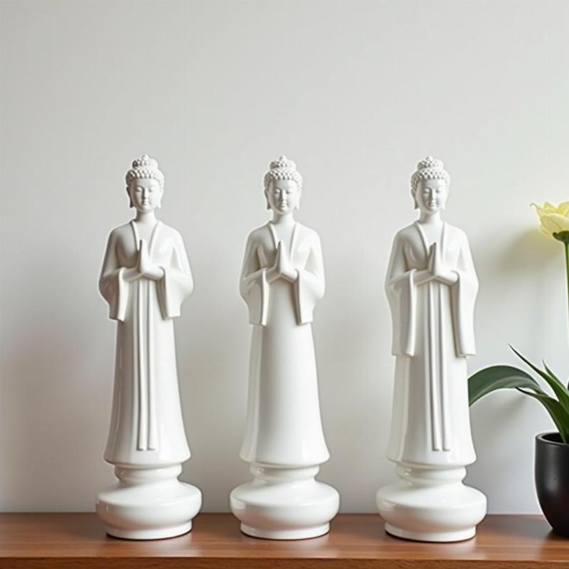 Bộ tượng Phúc Lộc Thọ bằng gốm sứ trắng tinh khôi, đặt trang trọng trên kệ gỗ trong không gian yên bình.